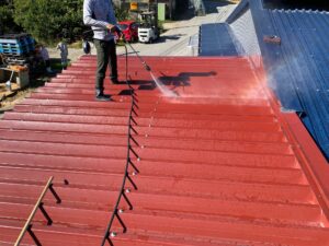 屋根高圧洗浄1｜O牧場様屋根塗装工事 | 大阪市の外壁塗装・屋根塗装専門店 ペイントプロ