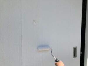 ドア_上塗り2回目｜O牧場様屋根塗装工事 | 大阪市の外壁塗装・屋根塗装専門店 ペイントプロ