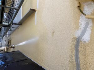 210726_高圧洗浄中2｜K様邸外壁塗装工事 | 大阪市の外壁塗装・屋根塗装専門店 ペイントプロ